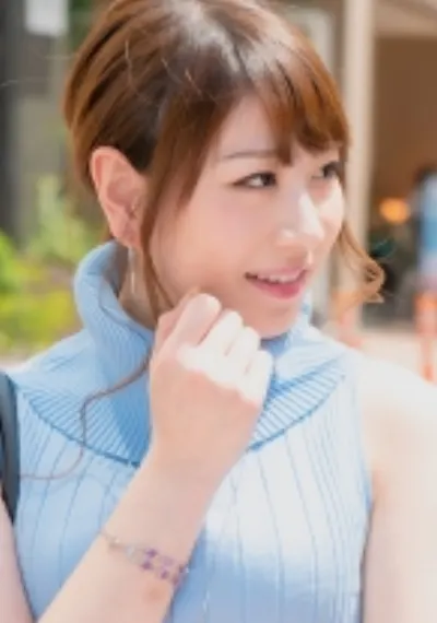 白い美肌が素敵なノースリーブ美人妻のありささん!感度チェックですぐにま○こがぬるぬるに!電マを当てられながらバイブオナニーを全力する姿は必見!!