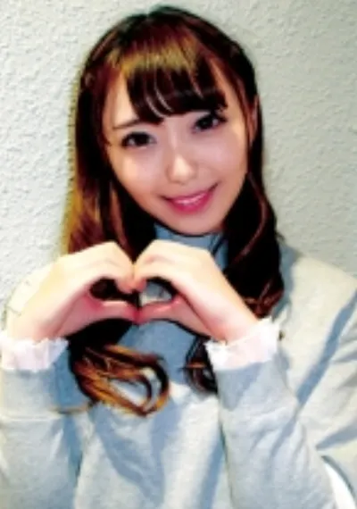 笑顔がステキなスレンダー美女。こう見えて年上男性がめっちゃ好きな甘えん坊女子大生!Y字開脚がスゴいことに!