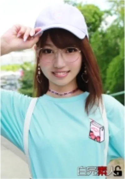 パンツは地味だけどスケベな貧乳美少女