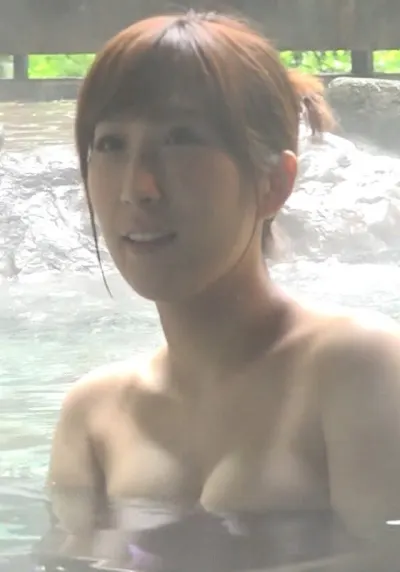 一泊の温泉撮影に参加した巨乳若妻に夜●い!