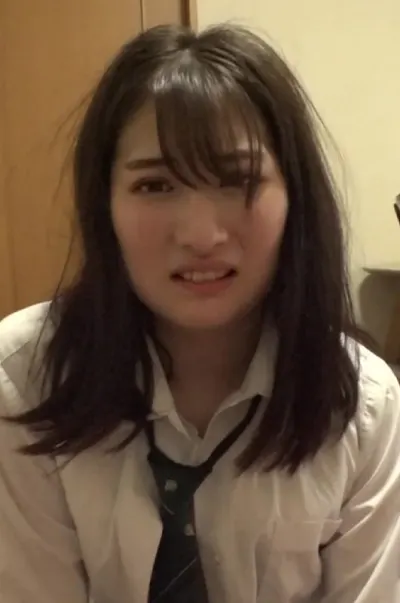 二本のチ〇ポを必死に頬張る！3PセックスのJK